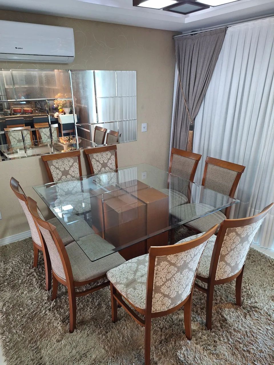 Vendo mesa com 8 cadeiras
