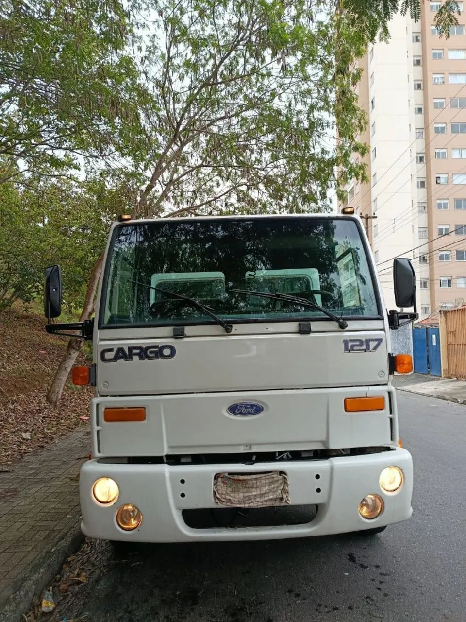 Caminhão cargo com cabine suplementar 