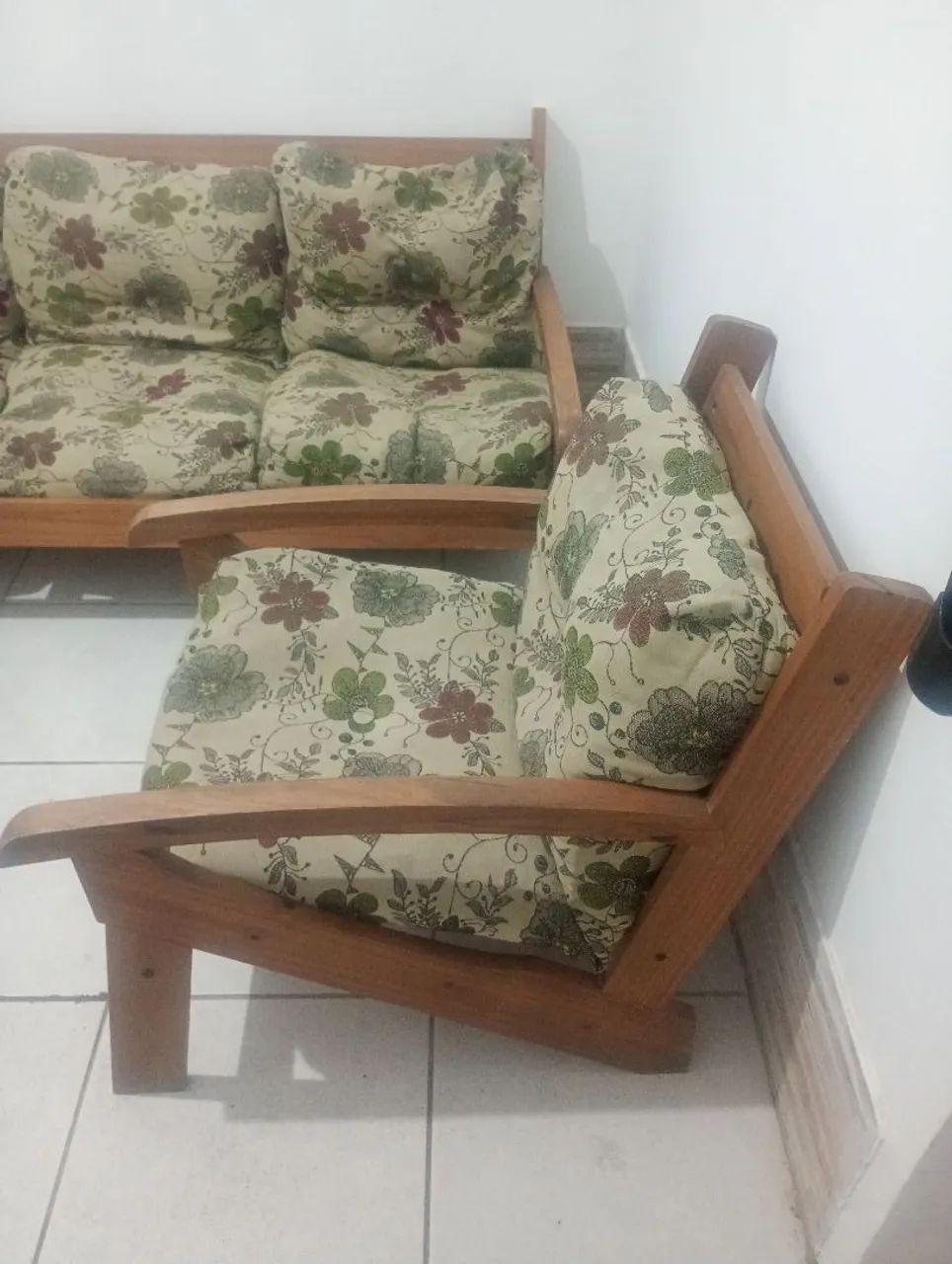 Sofá de madeira com 2 poltronas  - Foto 2