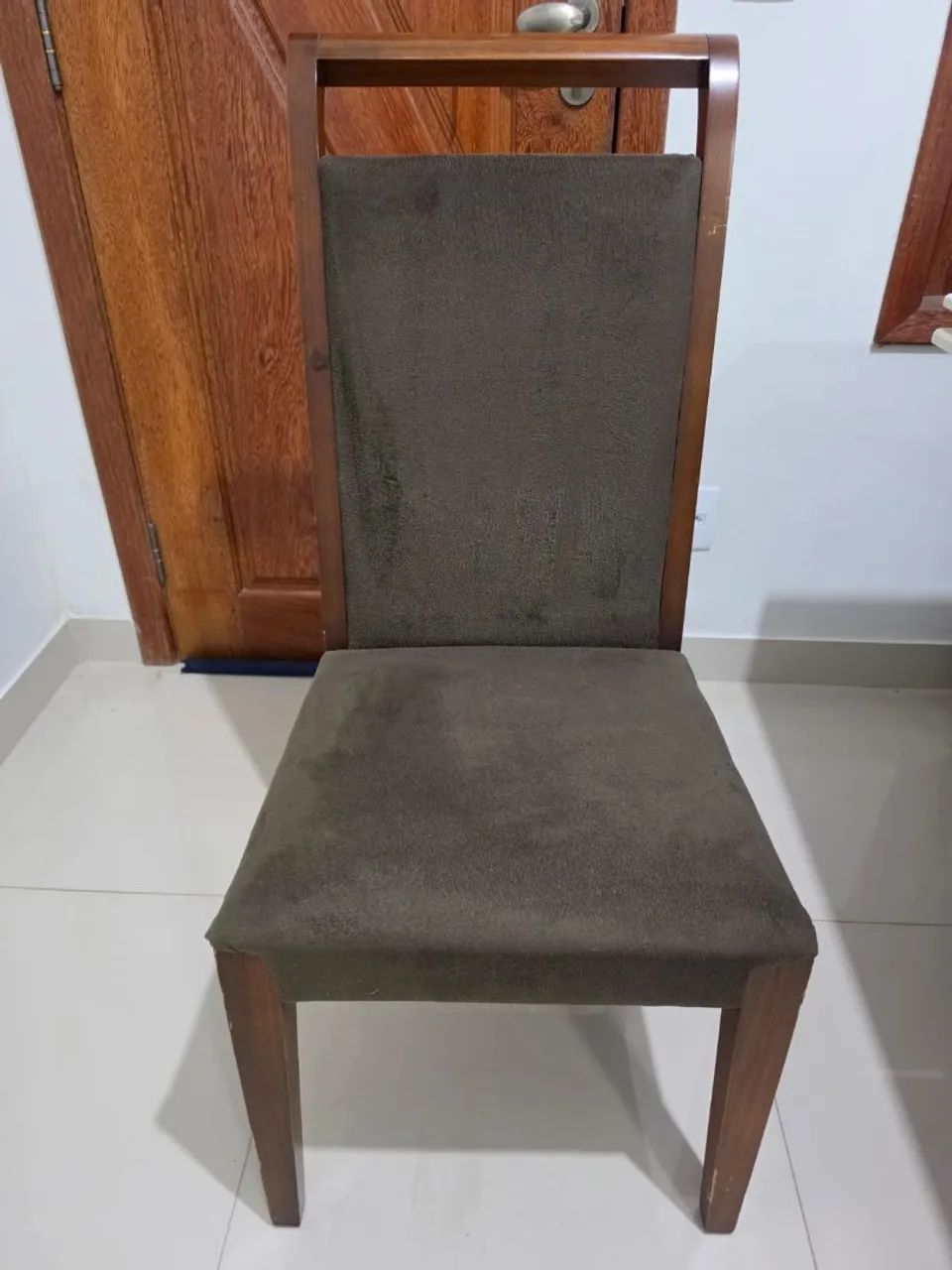 Vendo mesa quadrada com 6 cadeiras  - Foto 3