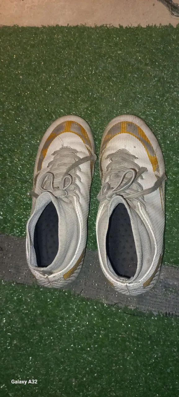 Chuteira original Nike n°33/34 - Calçados Esportivos - Distrito