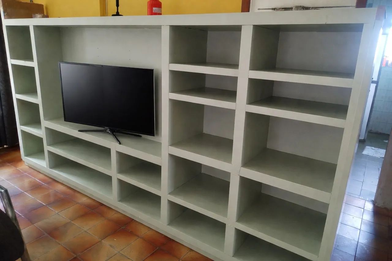 Estante grande para TV com vários nichos