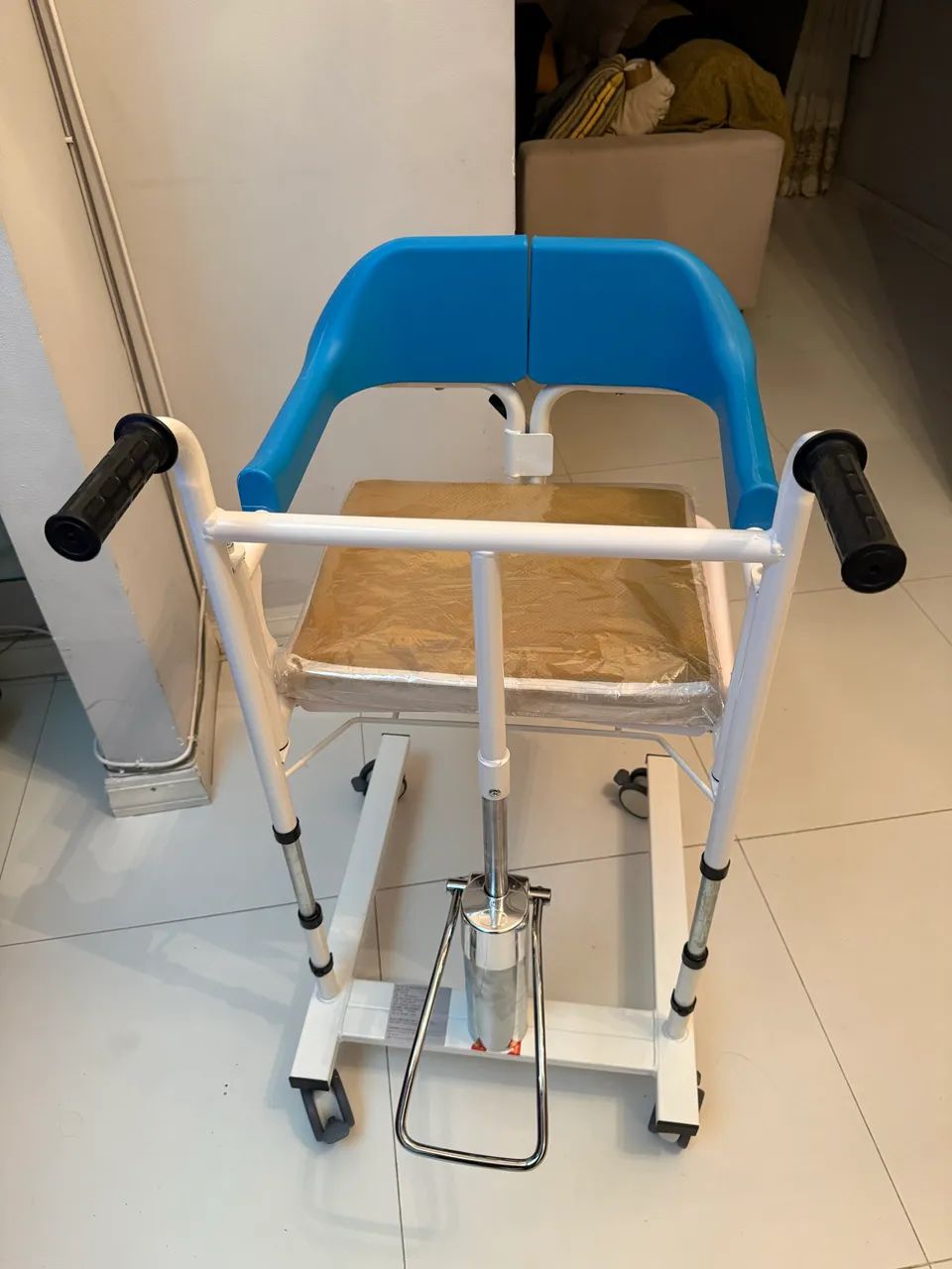 Vendo cadeira de rodas nunca usada! - Foto 4