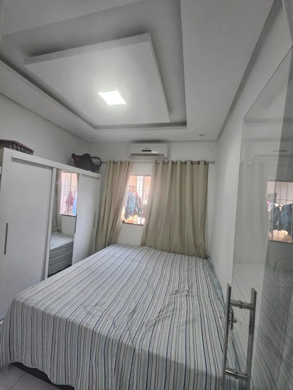 Alugo casa com dois quartos , sendo uma suíte