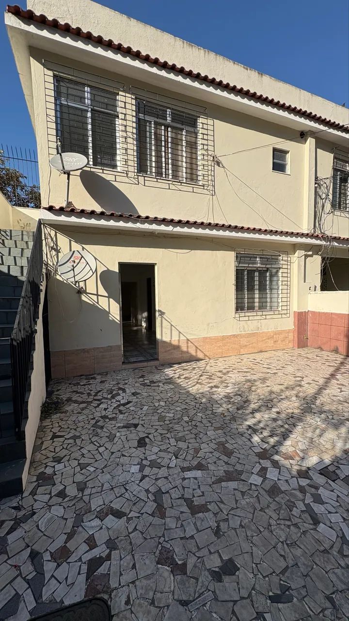 Alugo casa 2 quartos em Bonsucesso.