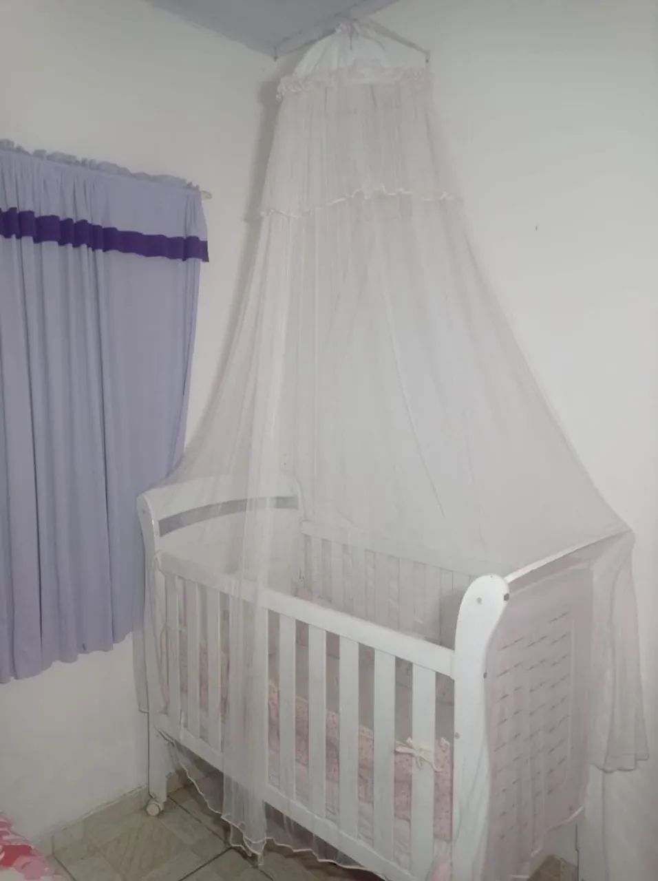 Lindo berço com colchão mosquiteiro e protetorsemi novo 