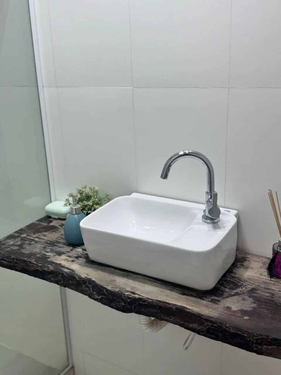 Vendo pia de banheiro (madeira maciça) + Cuba + Torneira 