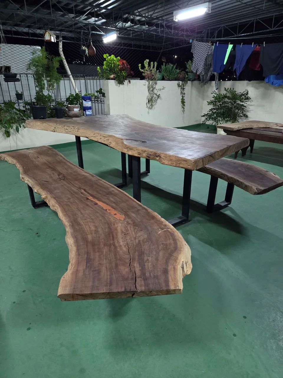 Mesa e bancos de madeira Angico com borda orgânica