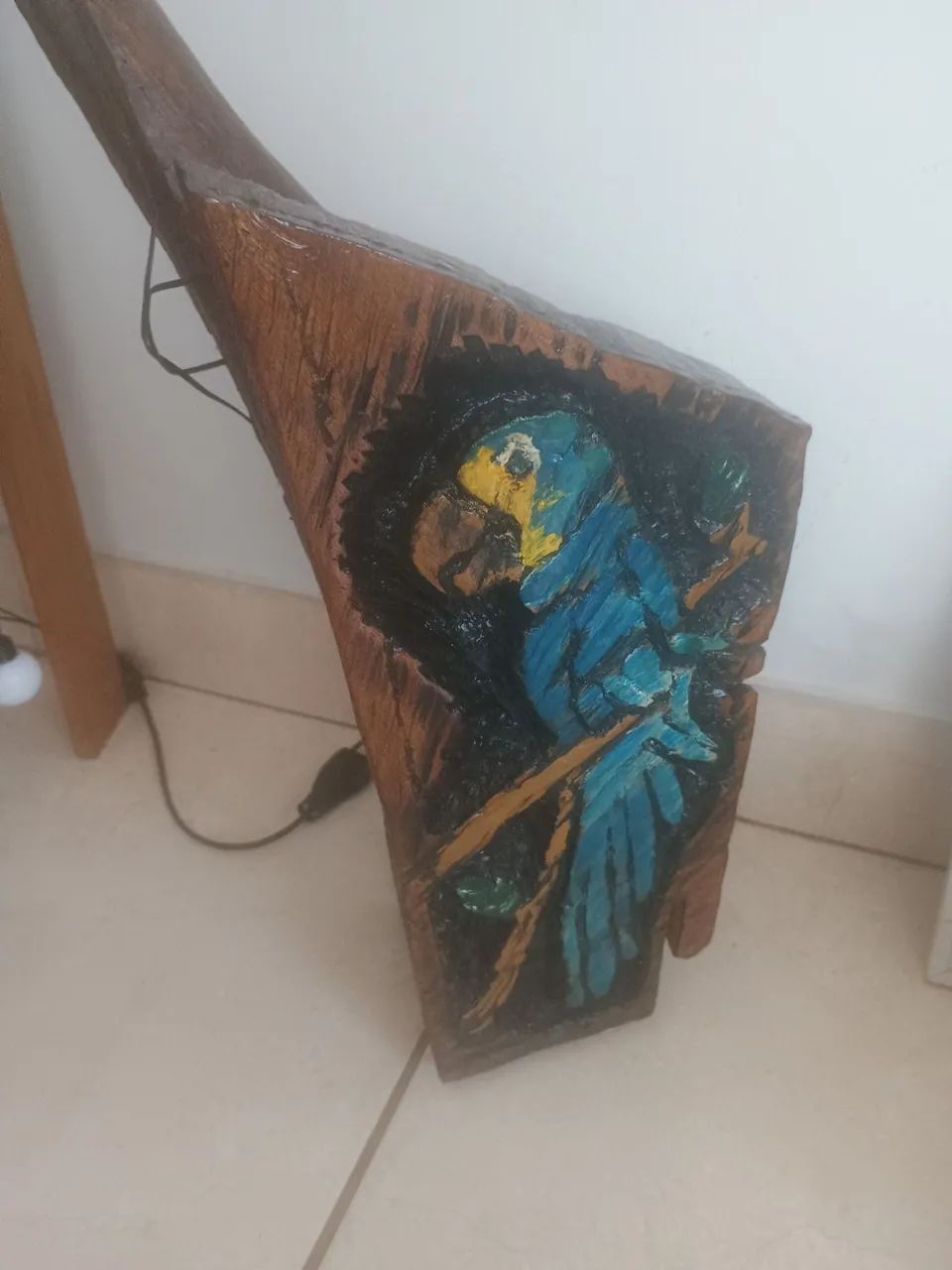 Escultura e luminárias de chão 