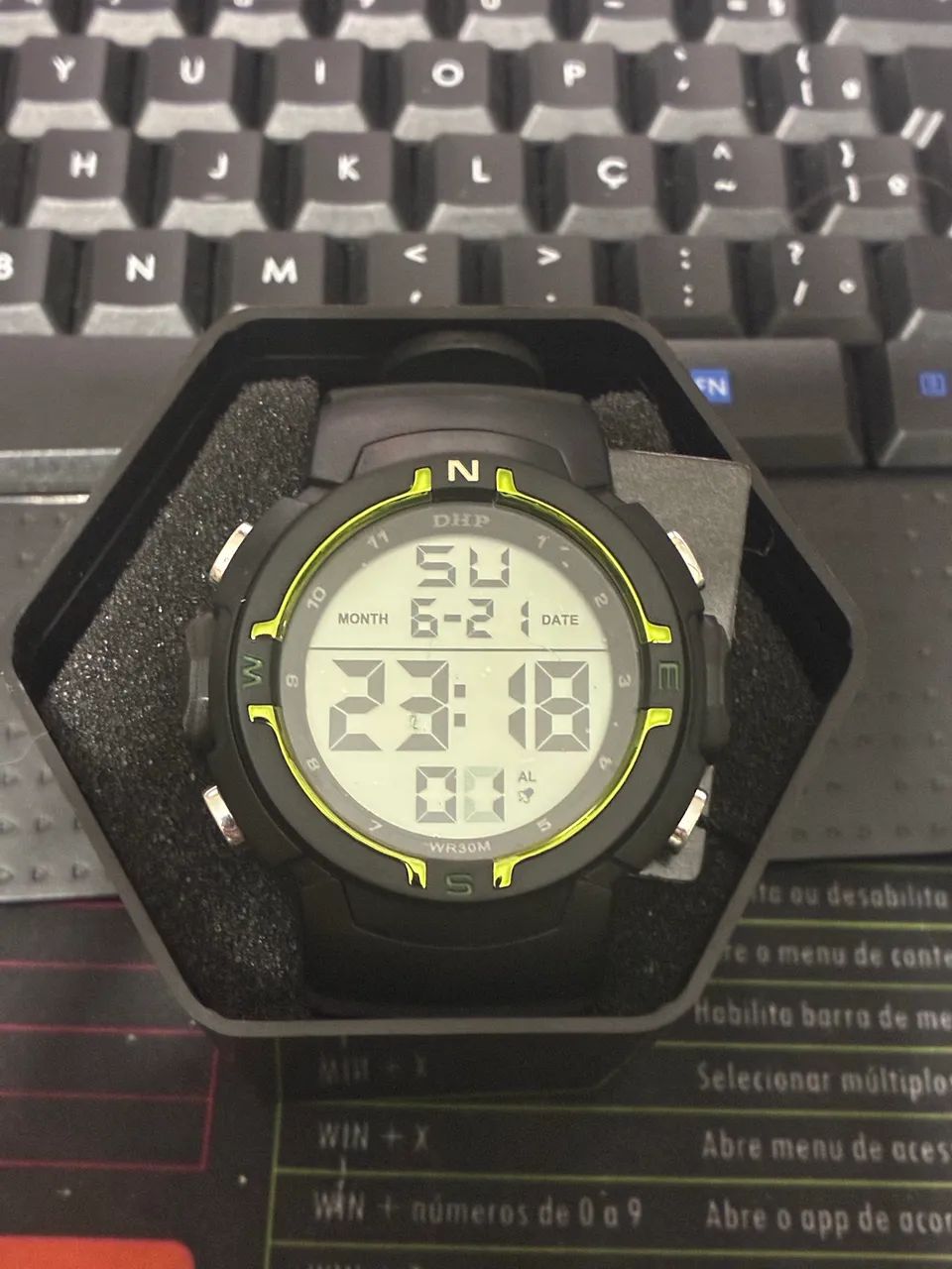 Relógio digital esportivo DHP com LED e estilo aventureiro