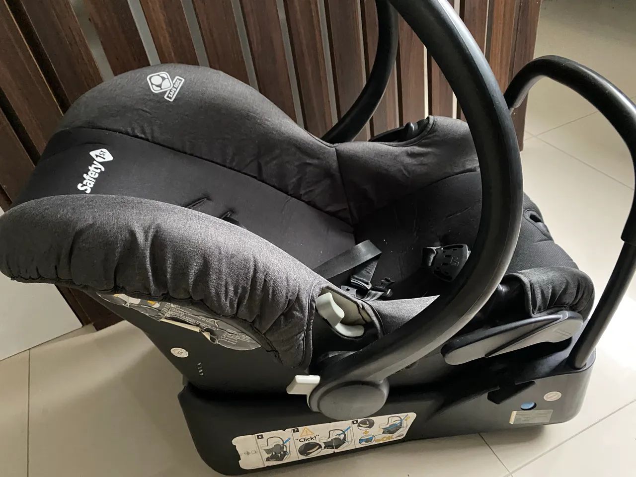 Conjunto carrinho e bebê conforto com base veicular Safety 1st Mobi 