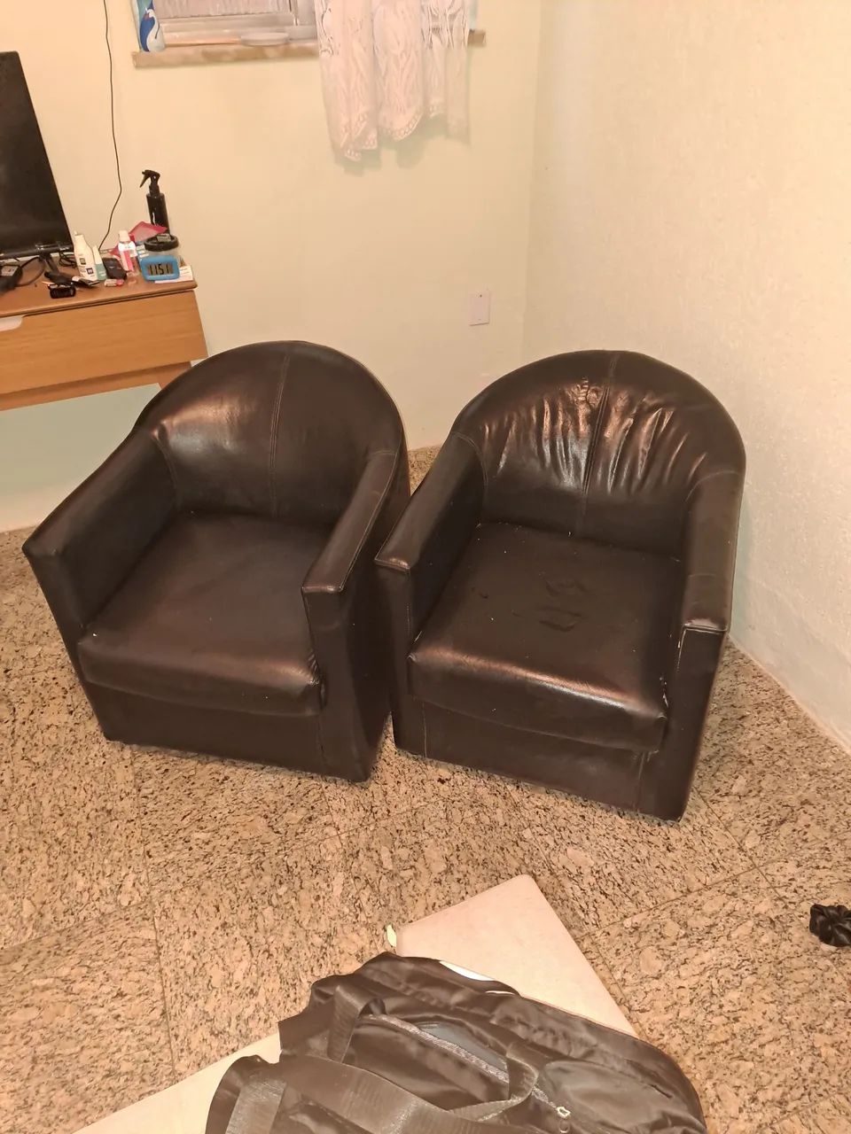 2 poltronas simples em corino