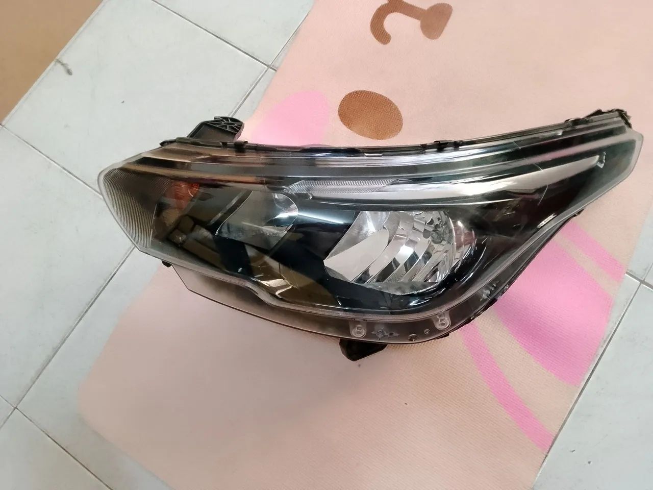 Farol lado esquerdo Fiat argo Cronos 2018 até 2020 sem led
