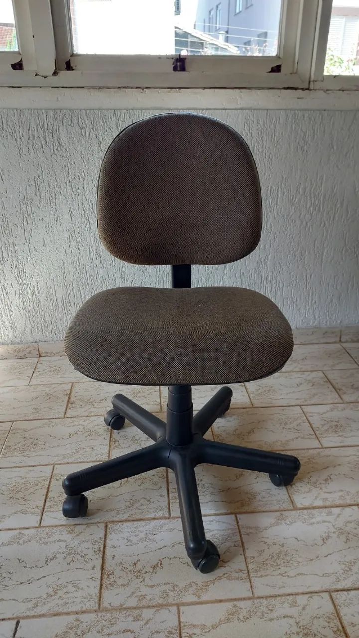 Cadeira de escritório em tecido marrom  - Foto 3
