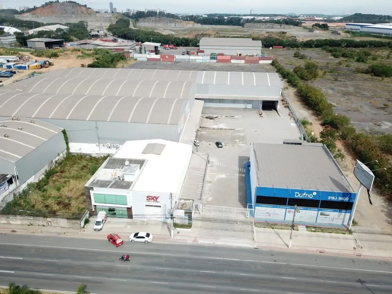 Excelente galpão 3800m com 4 docas para alugar na Lindenberg 