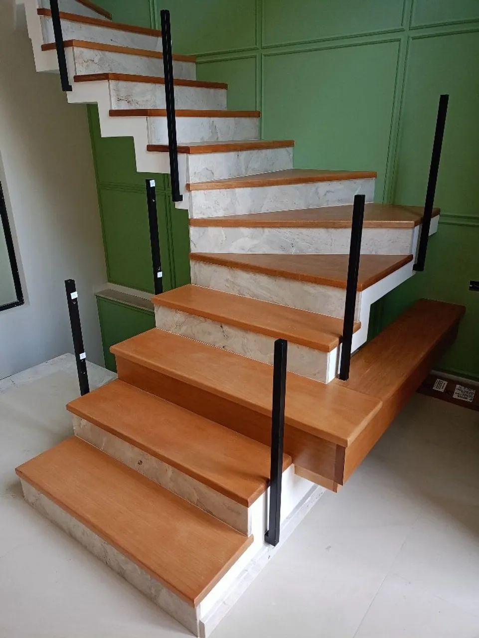 Revistimento em escada com madeira 