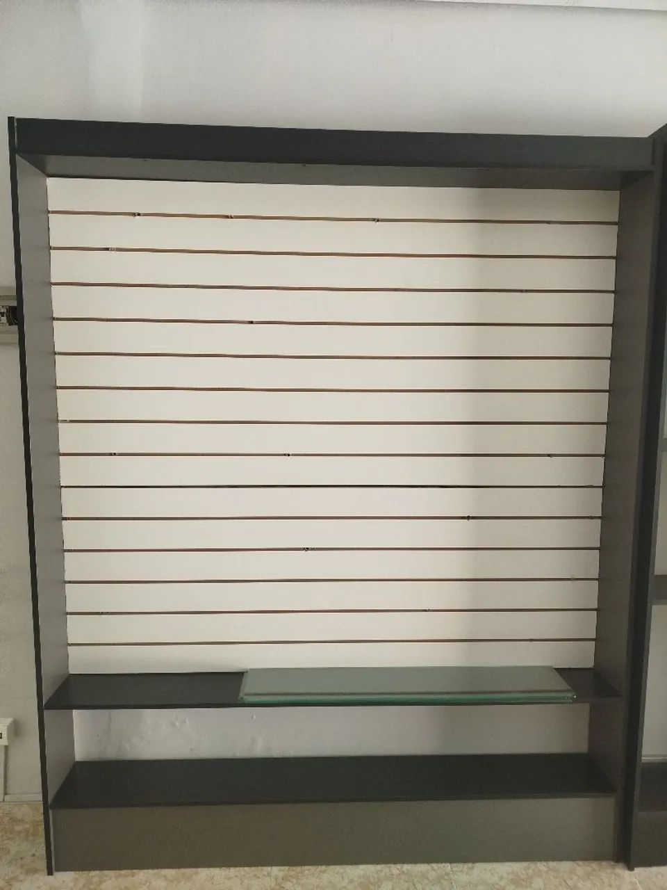 Painel canelado com suporte e laterais em mdf