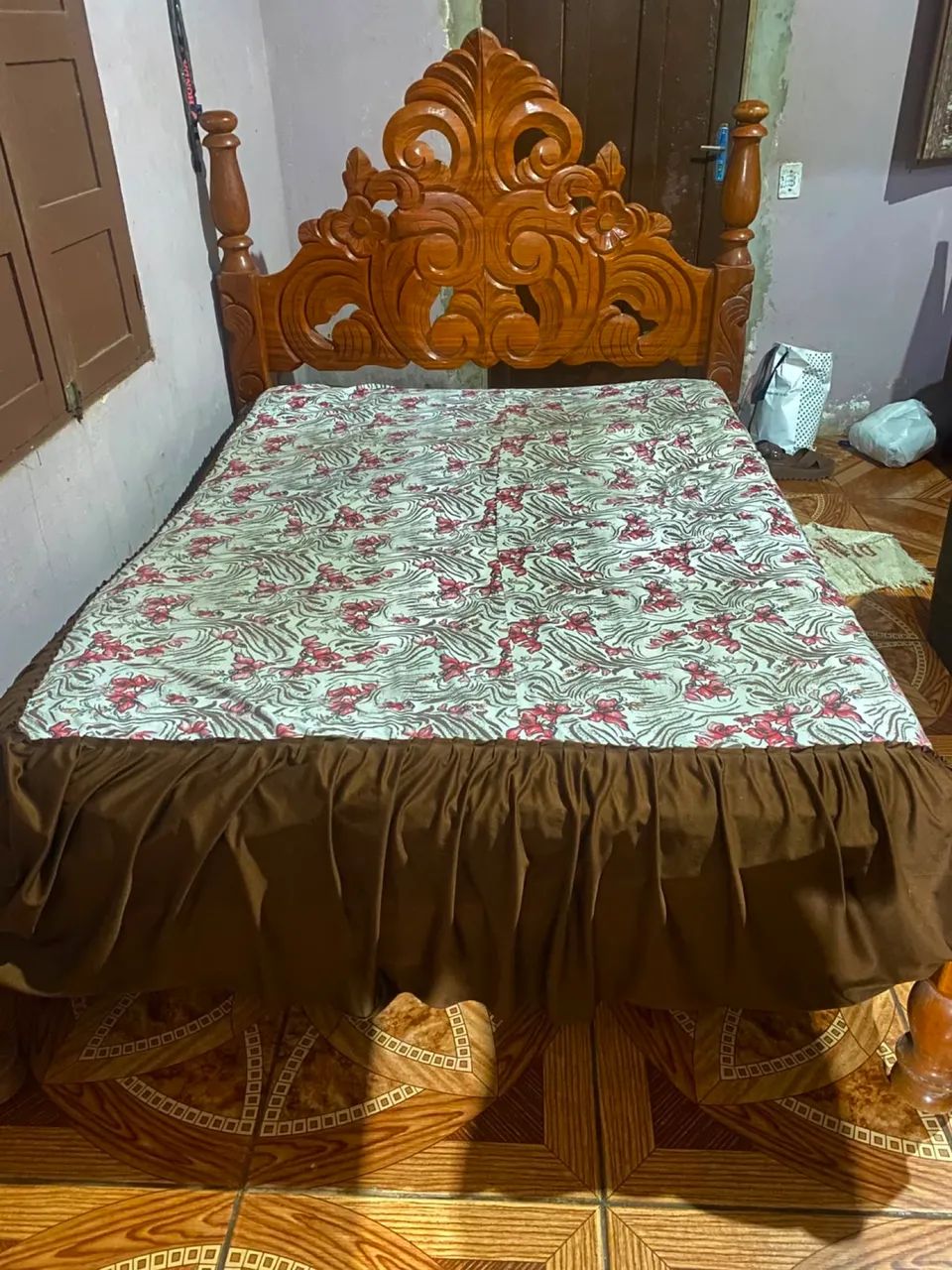 Vendo cama de casal de madeira com colchão pra vender logo.  - Foto 3