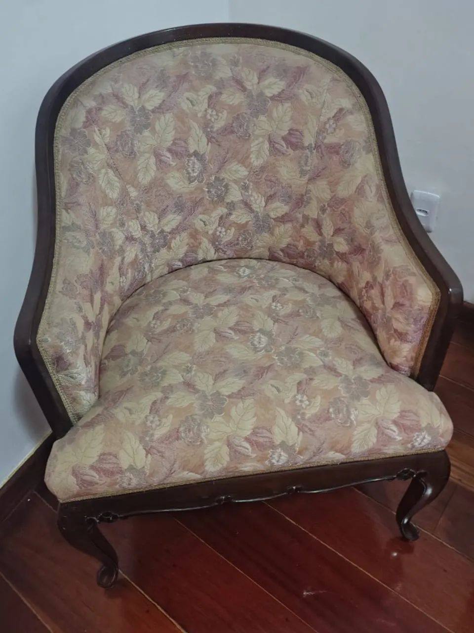 Conjunto de sofá de madeira e duas poltronas e puff - Foto 4