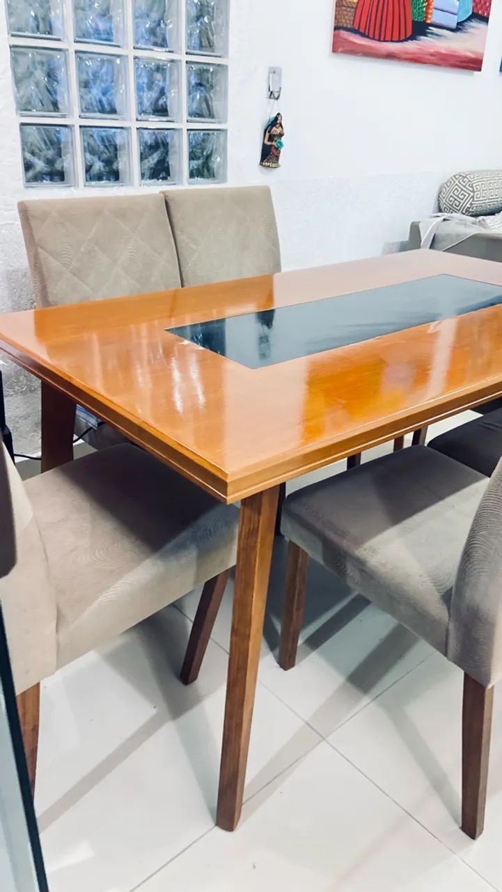 Mesa de madeira com detalhe em vidro e 6 cadeiras  - Foto 2