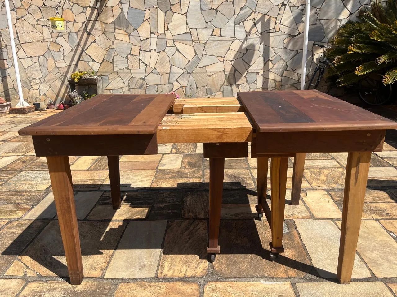 Mesa extensível com rodízios e tábuas de extensão em madeira de lei - Foto 4
