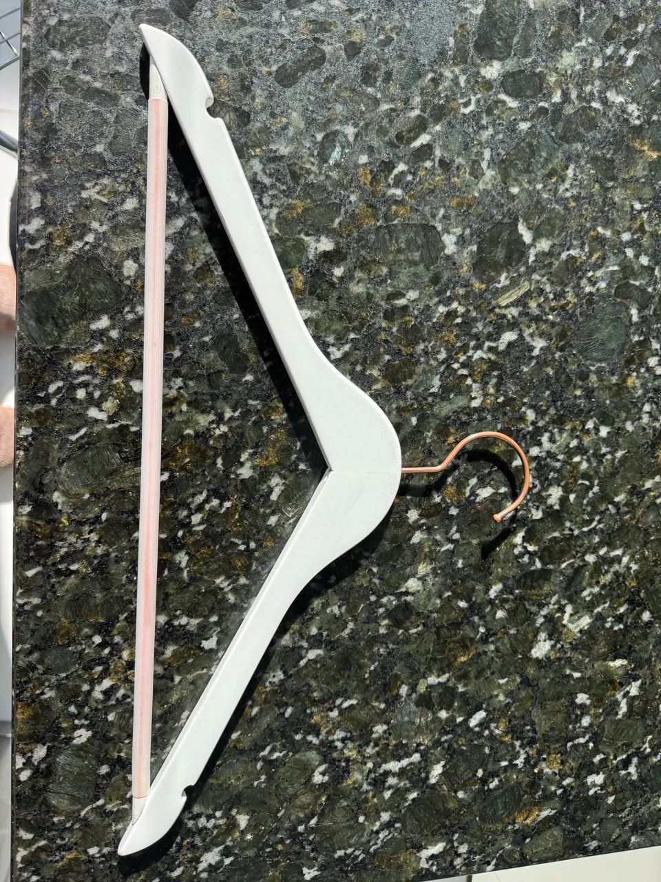 Cabides madeira branca com rose gold  - Foto 3