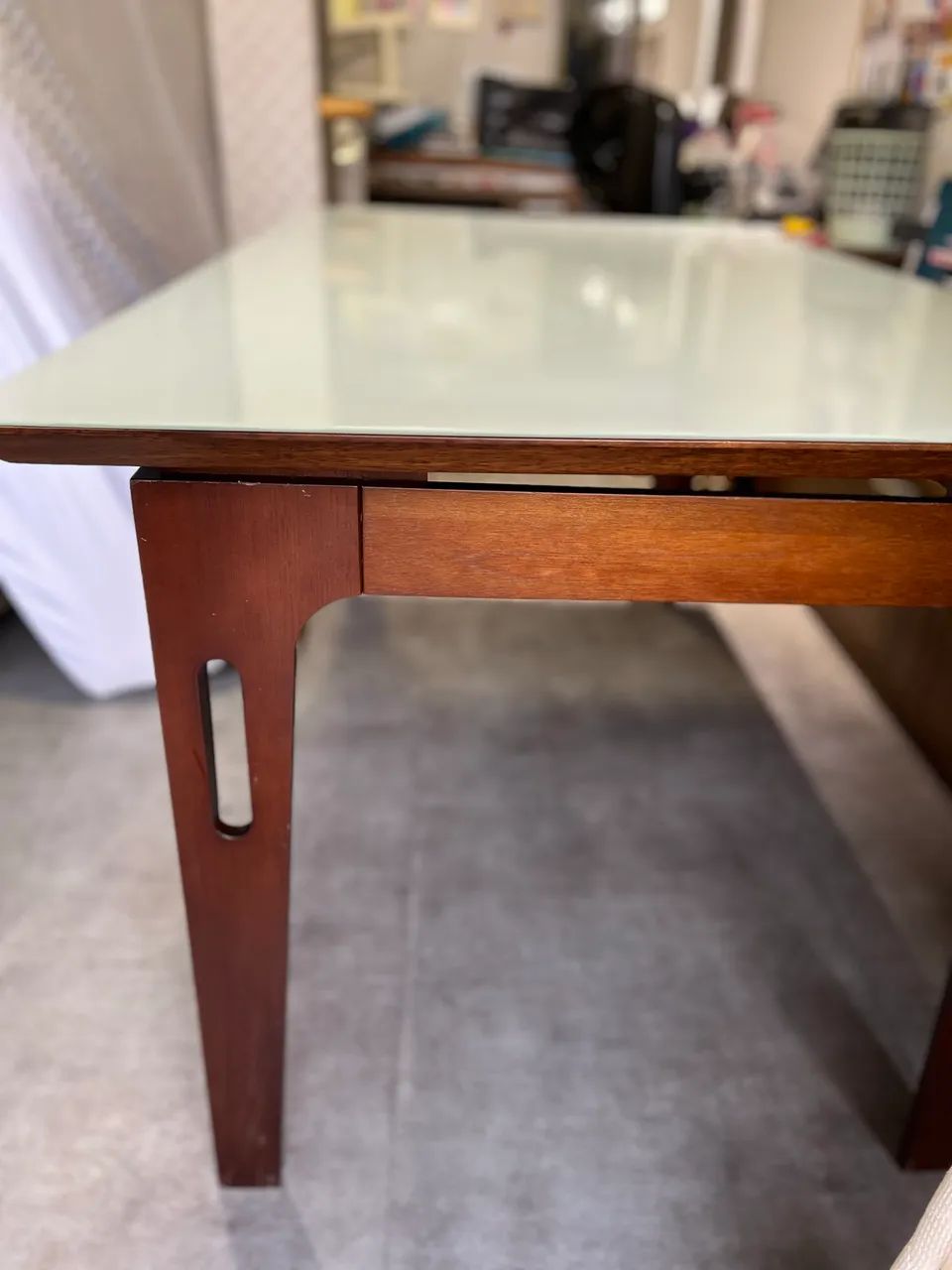 Mesa madeira com tampo de vidro branco  - Foto 2