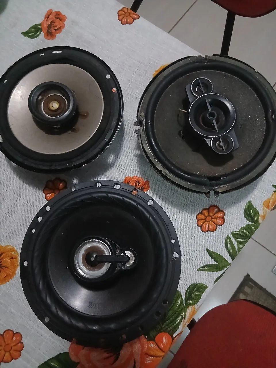 Vendo um trio de auto falantes 6 polegadas 80 os 3