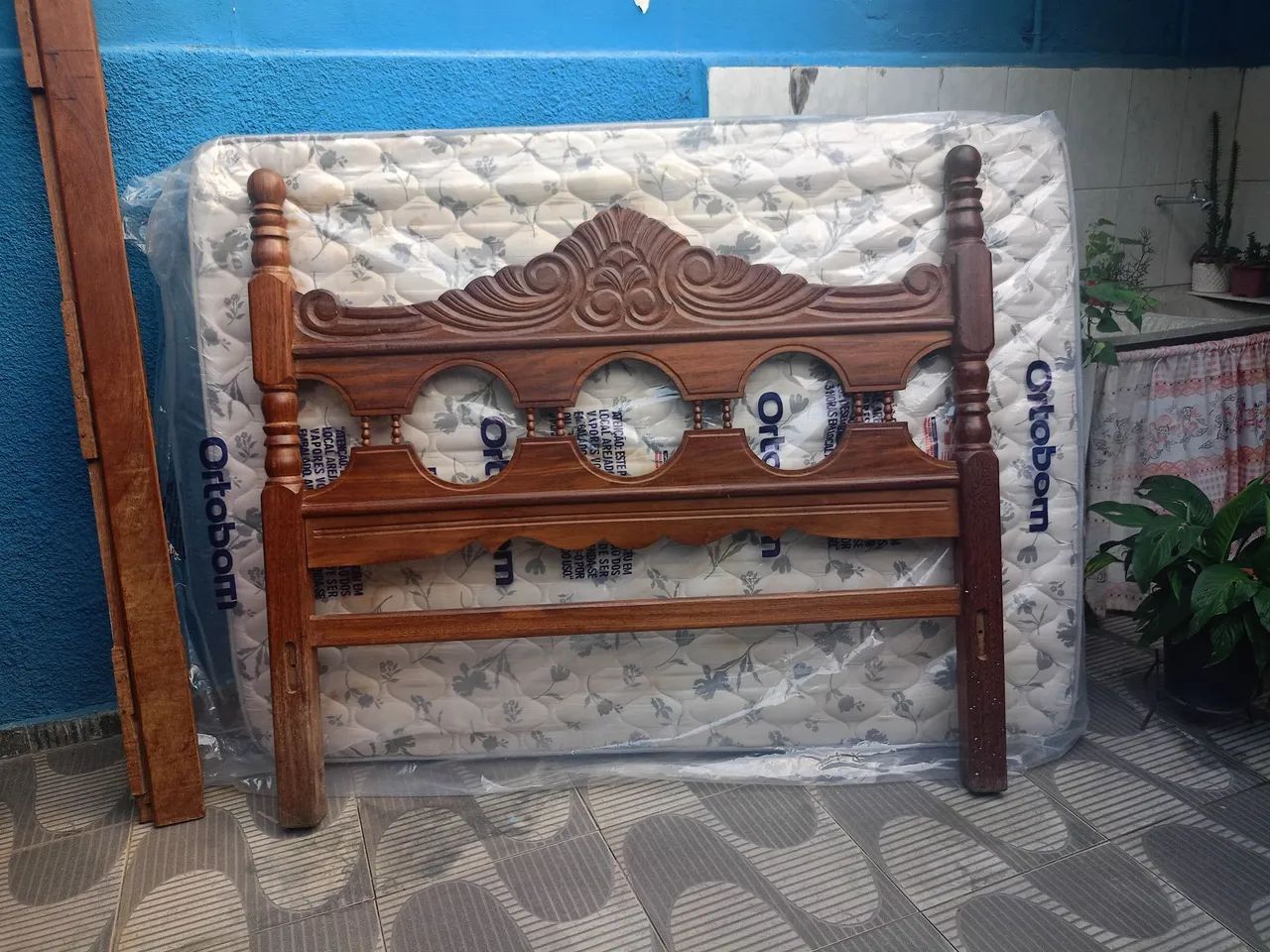 Cama casal sucupira maciça.