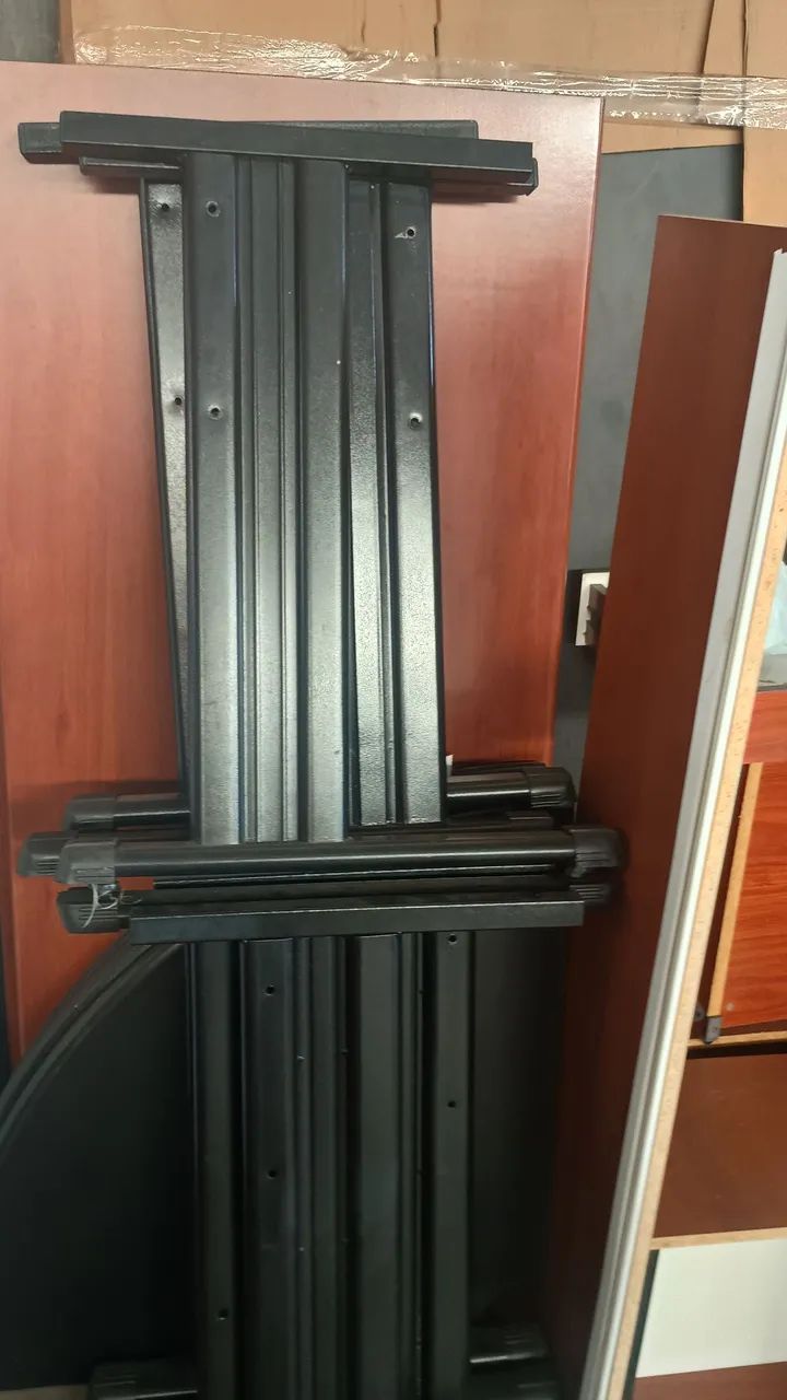 Mesa para estudos com pés em ferro 