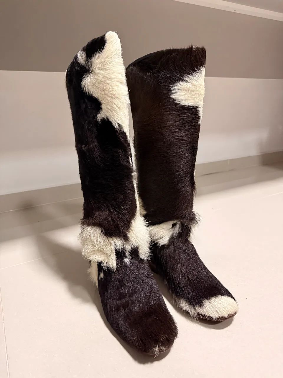 Par de botas em couro legítimo com pelos - Foto 2