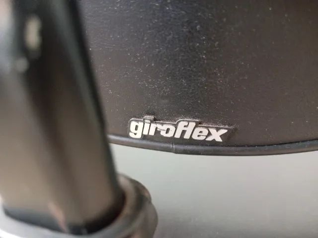 Cadeira para escritório e escrivaninha - Marca Giroflex - DESAPEGO - Foto 5
