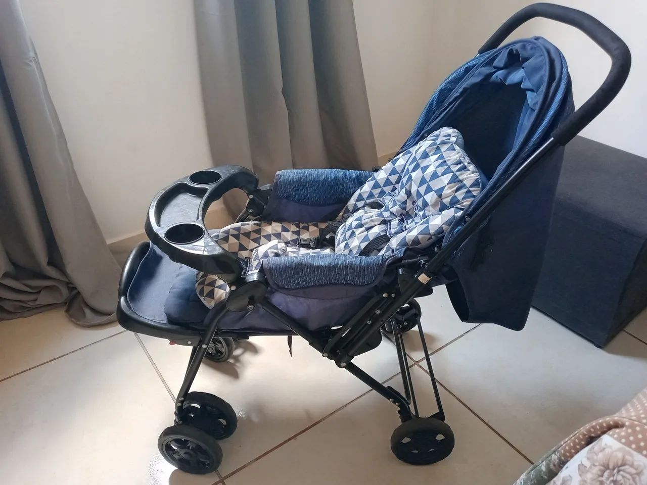 Carrinho com bebê conforto em um bom estado  - Foto 3