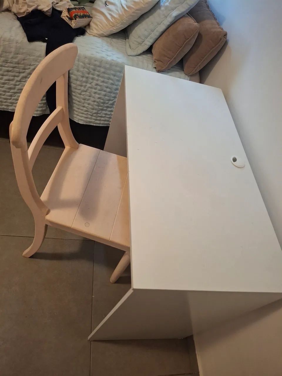 Mesa escrivaninha e uma cadeira de madeira.  - Foto 2