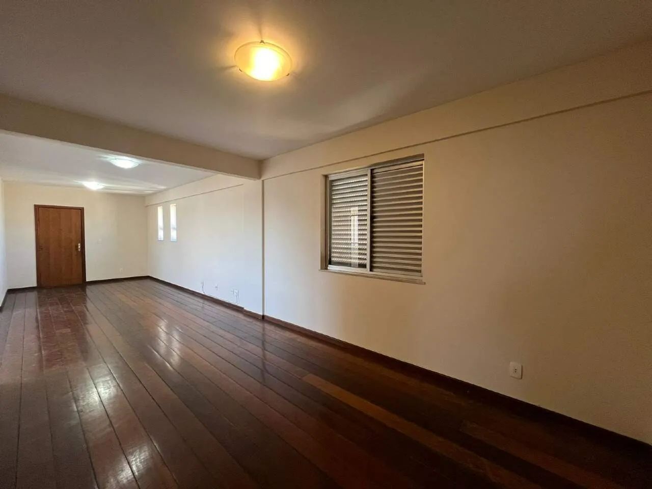 Alugo apartamento em Itaúna com excelente localização!
