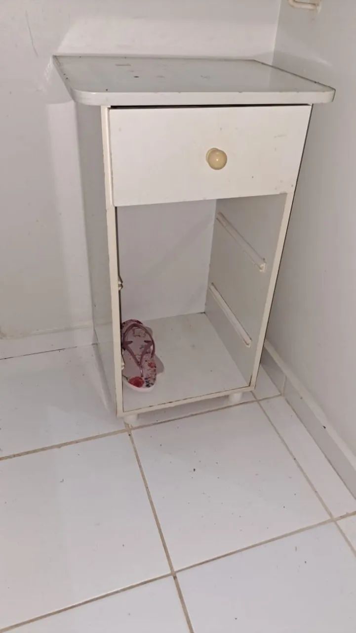 Doação: mesa de centro e armarinho