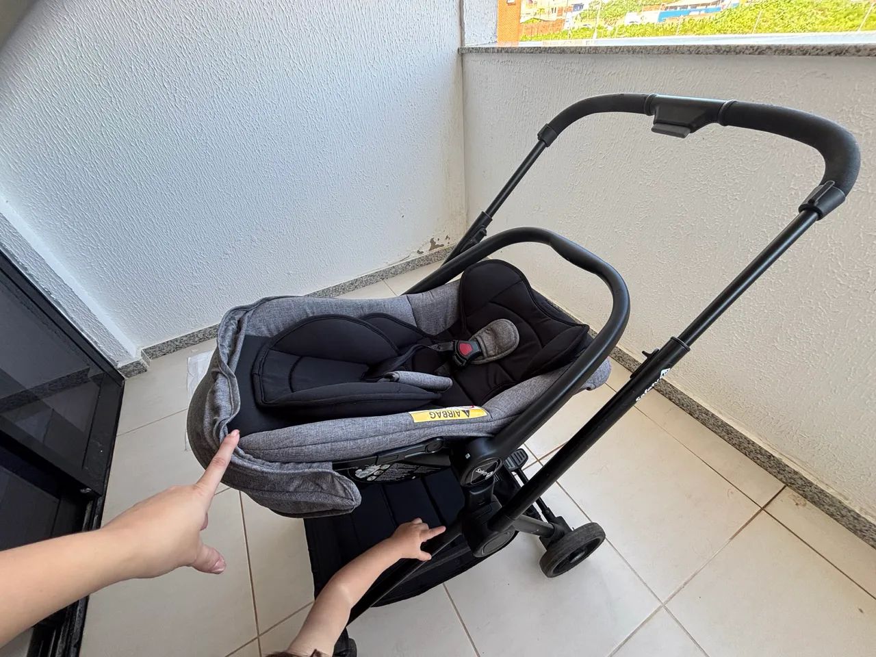 Carrinho de bebê com bebê conforto  - Foto 4