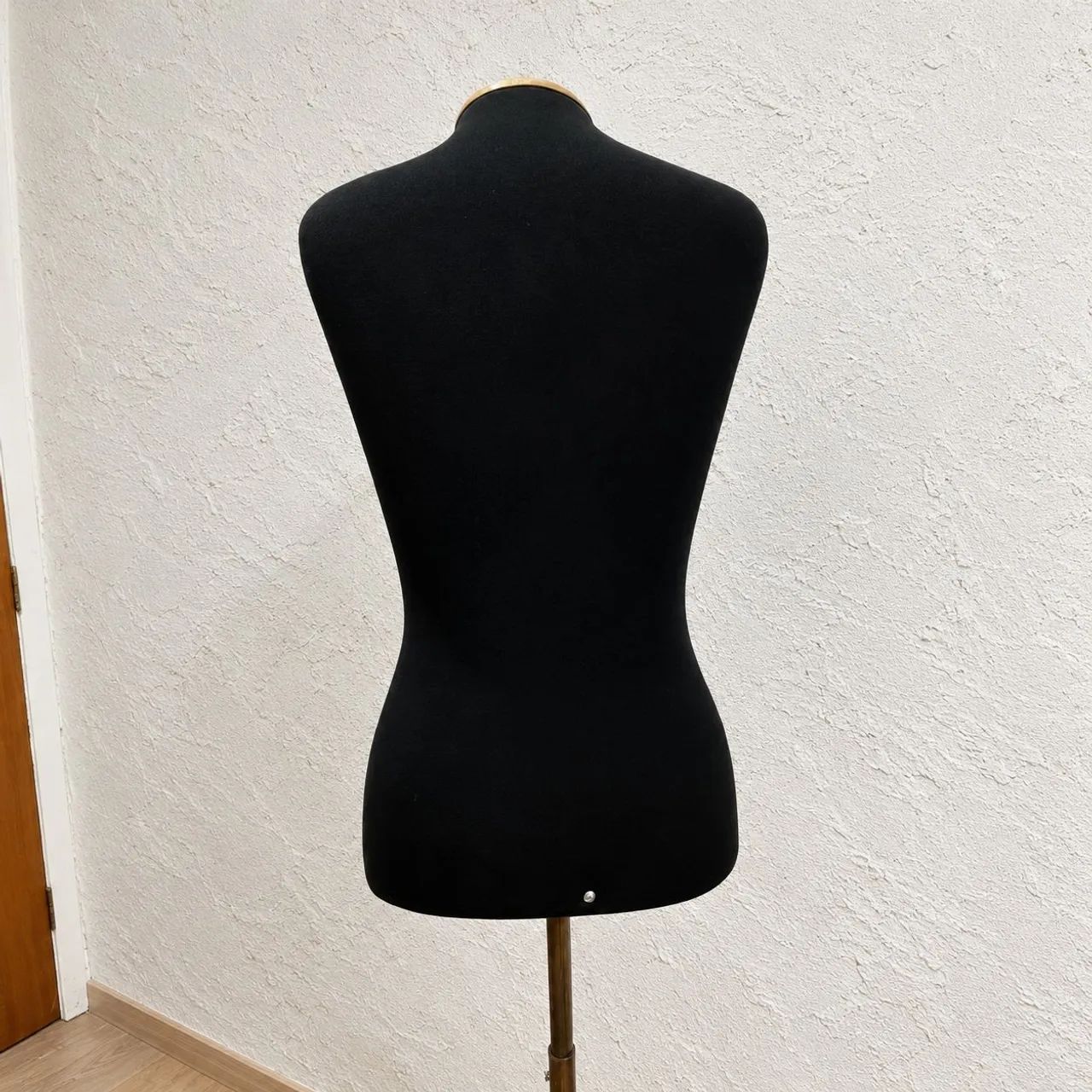 Manequim Busto Tam. 40 (com pedestal retro) - Foto 3