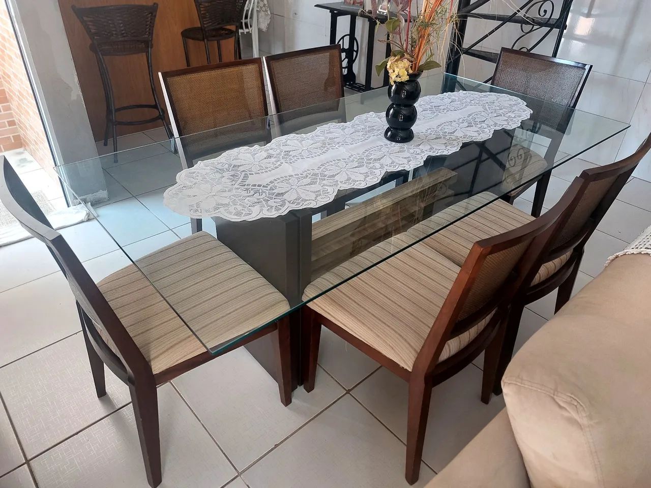 Mesa jantar c/ 6 cadeiras 