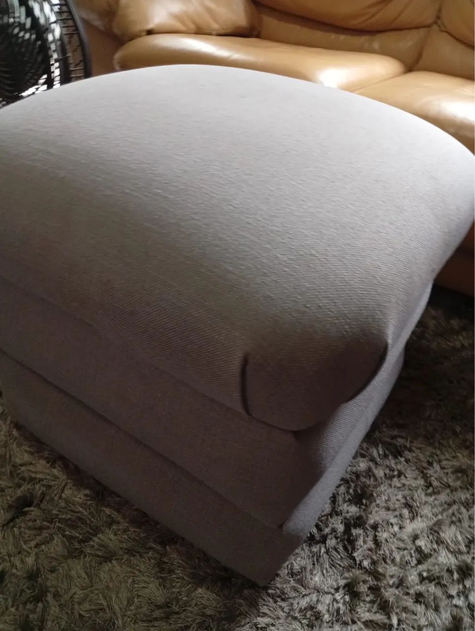 Puff decorativo super acochoado tamanho 50x 50  tecido cinza em ótimo estado  - Foto 2