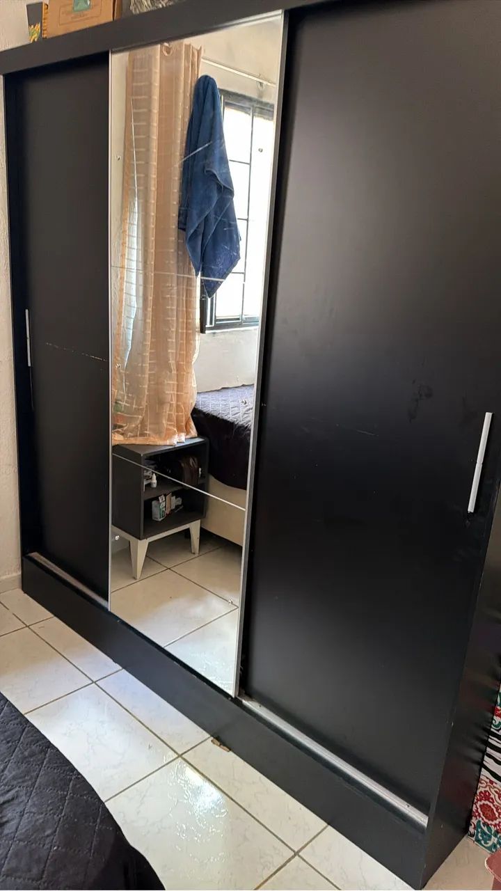 VENDE-SE ARMÁRIO GUARDA ROUPA E MESA - Foto 2