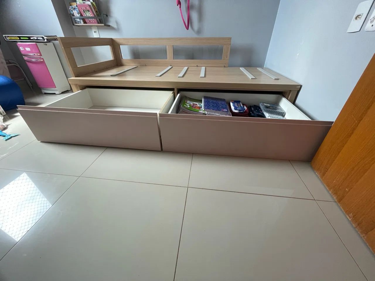 Cama com caveteiro