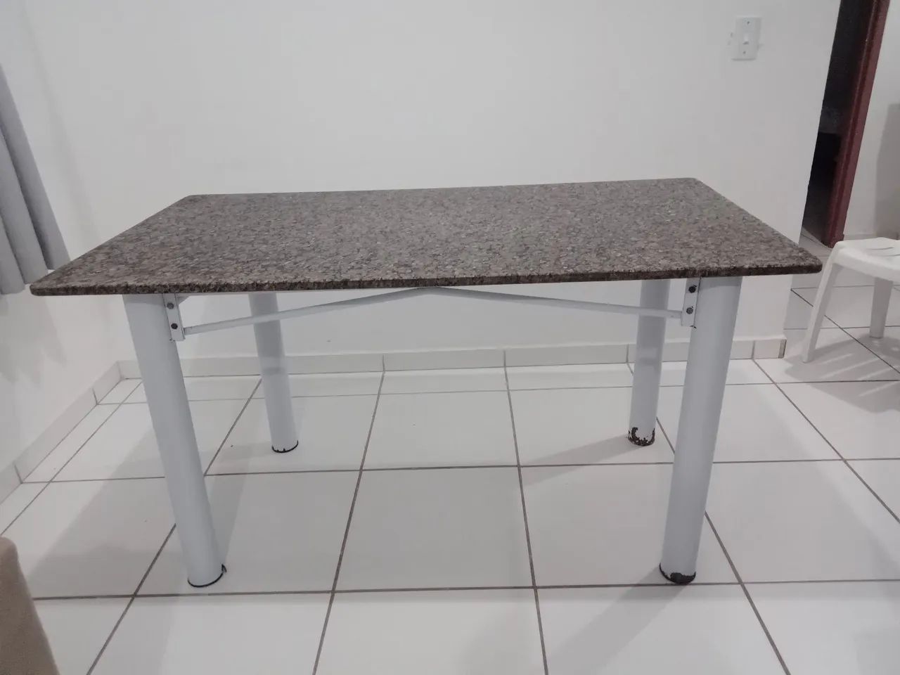 Uma mesa de mármore grande