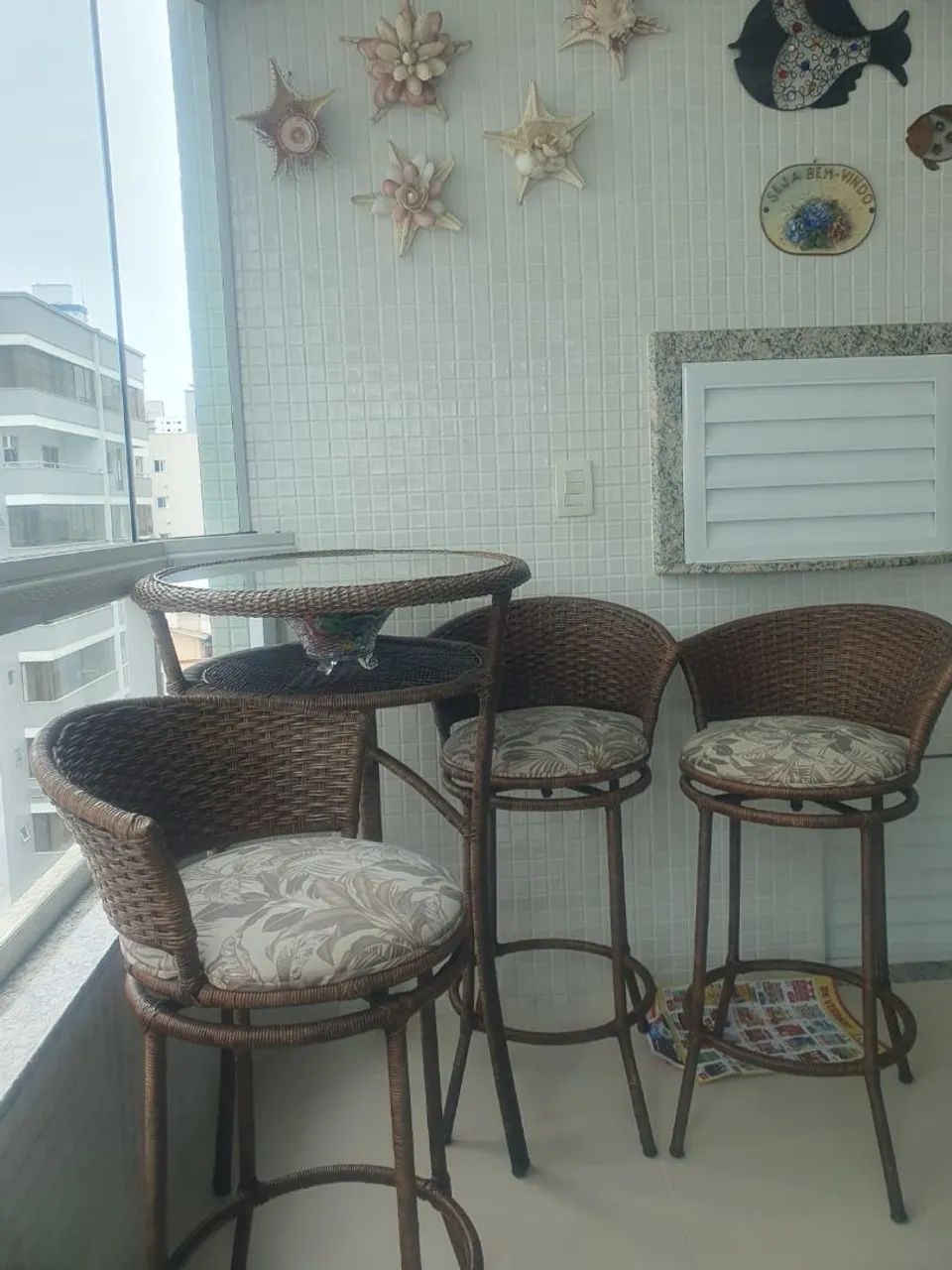 Banqueta e mesa bistro