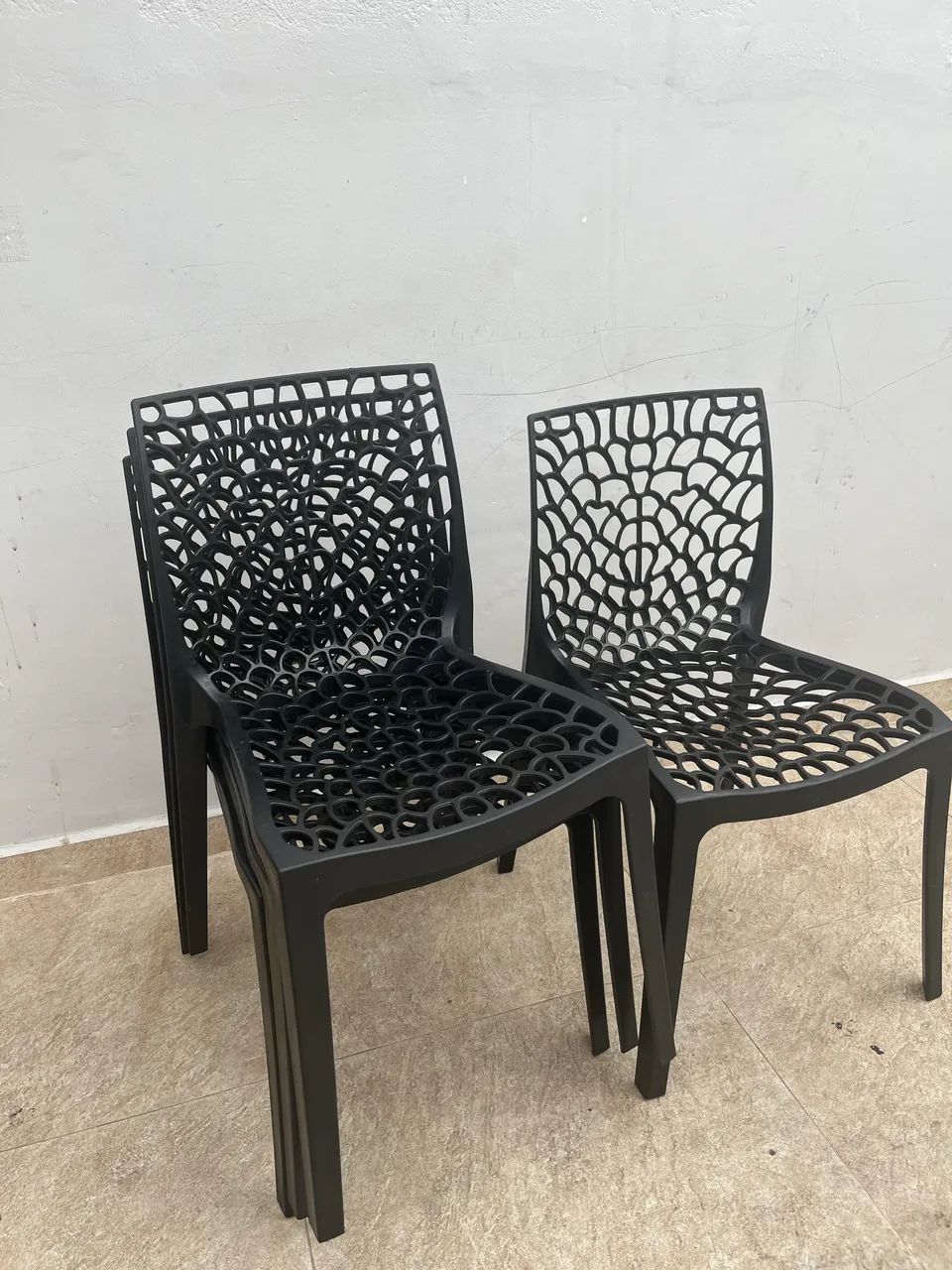 Conjunto 4 cadeiras plástico preta  - Foto 2