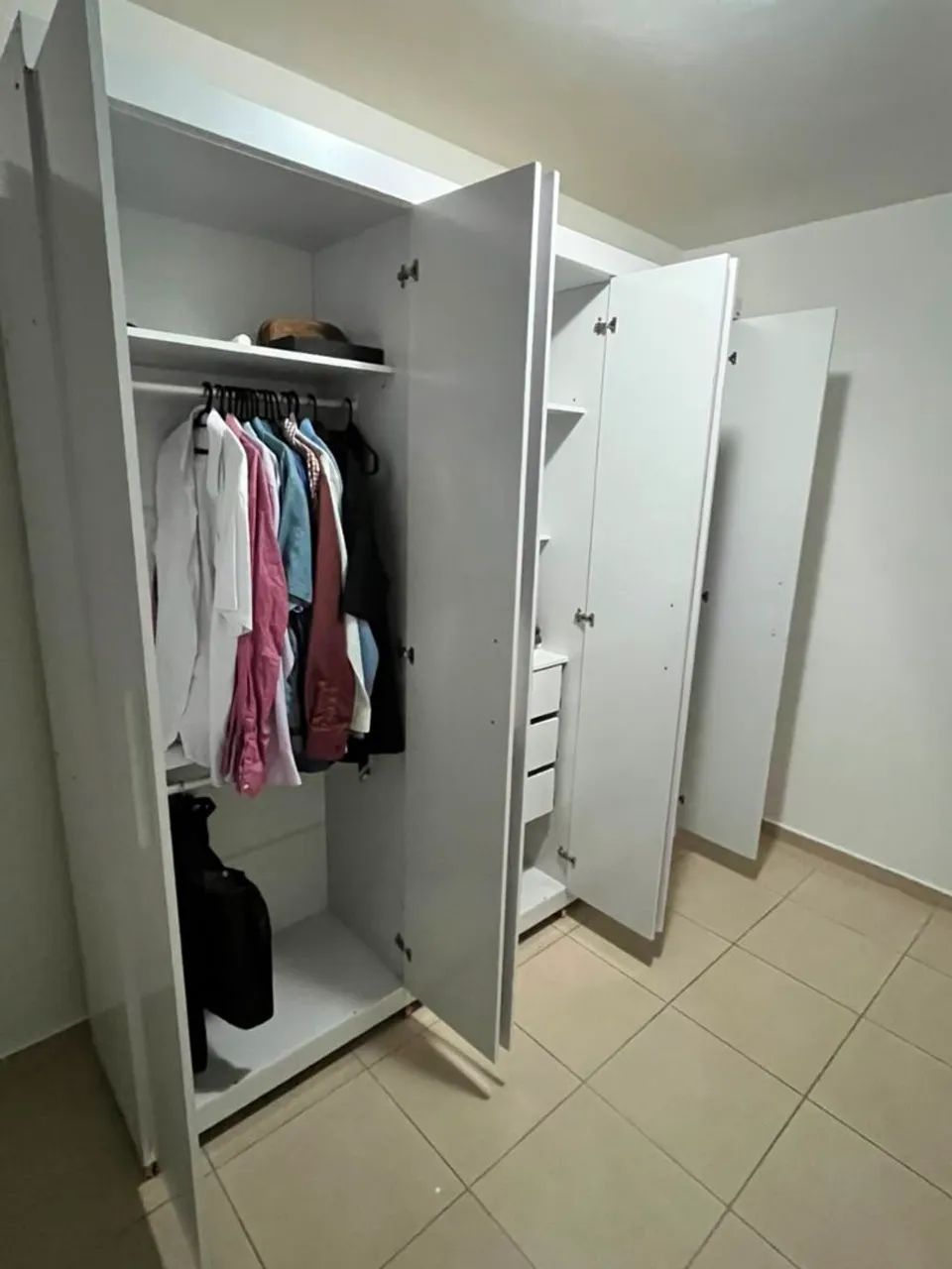 Guarda roupas 6 portas 2.40cm - Foto 3