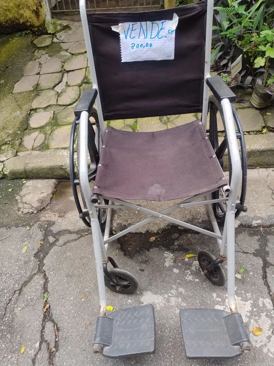 Cadeira de roda usando preto e bom estado 