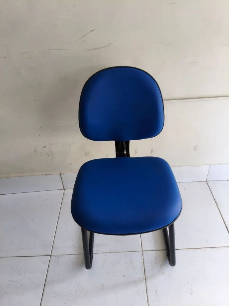 Cadeira fixa de couro azul - Foto 3