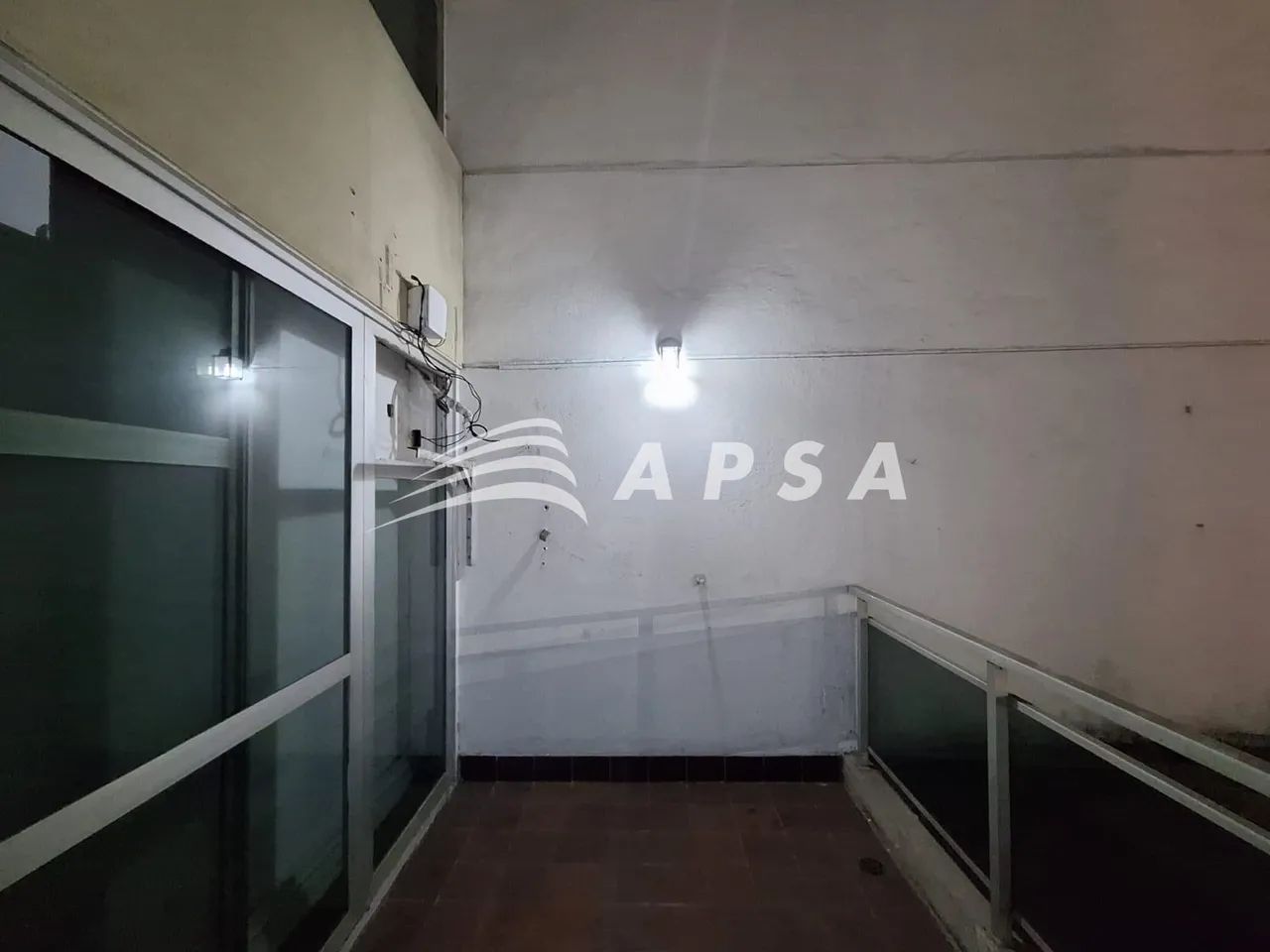 SALA COMERCIAL COMPOSTA POR AMBIENTE PRINCIPAL, LAVABO E COZINHA, OFERECENDO PRATICIDADE E - Foto 4