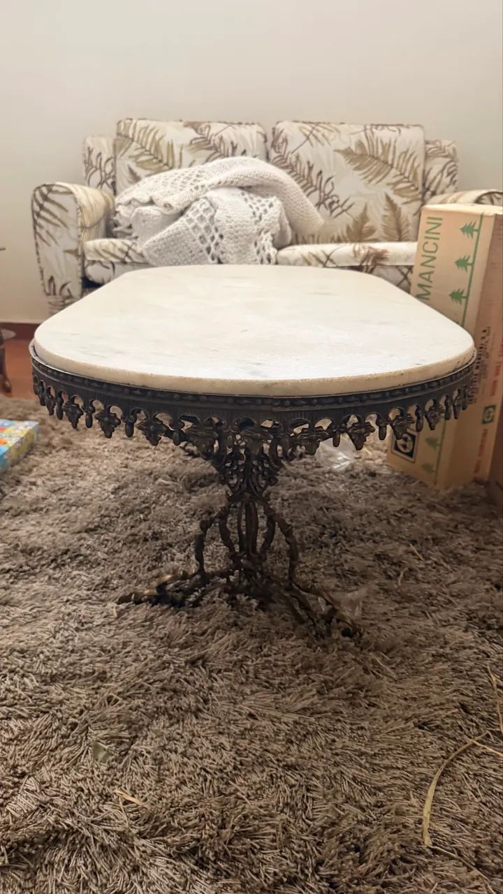 Mesa de Centro Antiga com Tampo de Mármore e Base em Metal Trabalhado - Foto 2